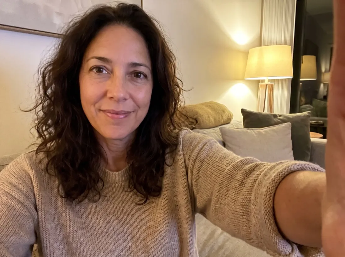 Martina macht ein Selfie und wirkt wieder wach und praesent