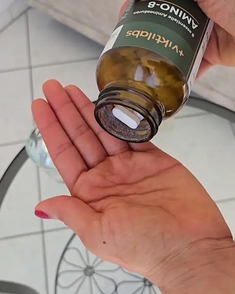 Das Amino-8 Glas wird geöffnet, die Presslinge fallen in die Hand