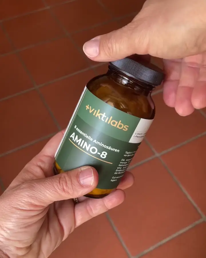 Das Amino-8 Glas wird geöffnet, die Presslinge fallen in die Hand